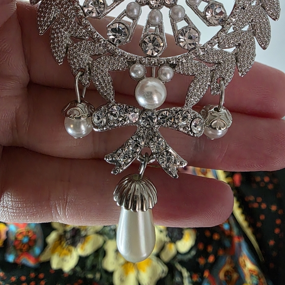 Large Elegant Faux Pearls And White Crystal Silver and Brooch - Picture 3 of 3
